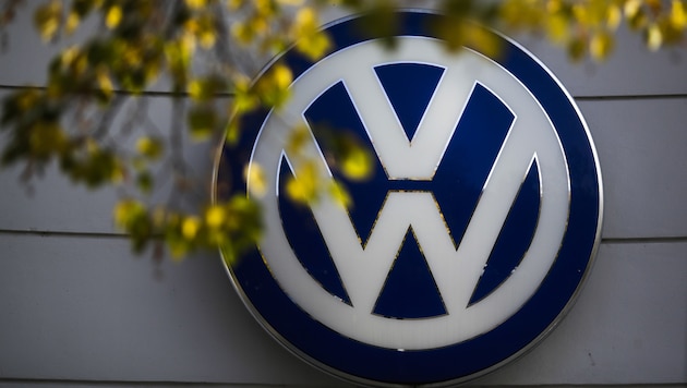 Der VW-Konzern fährt einen massiven Sparkurs. (Bild: AP)