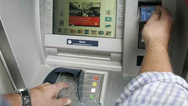 Die Bankomatkarte wurde ebenfalls gestohlen - der Code stand dabei (Bild: AP)