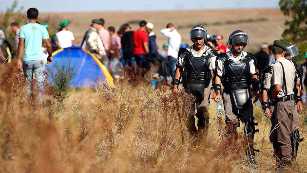 Grenzschützer und Flüchtlinge im bulgarisch-griechisch-türkischen Dreiländereck (Bild: AP)