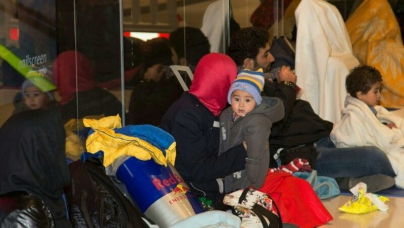 Viele Flüchtlinge, teils mit kleinen Kindern, müssen die Nacht am Bahnhof in Salzburg verbringen. (Bild: APA/MIKE VOGL/NEUMAYR MMV)