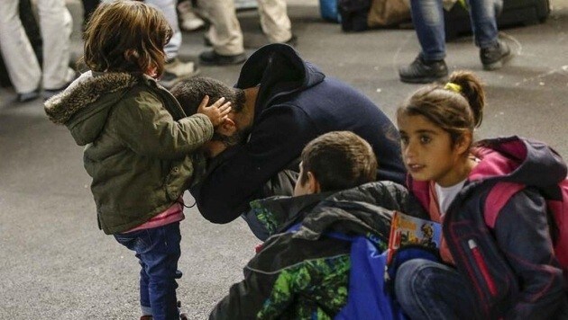 Eine rührende Geste: Das Flüchtlingskind versucht seinen verzweifelten Vater zu trösten. (Bild: Markus Tschepp)