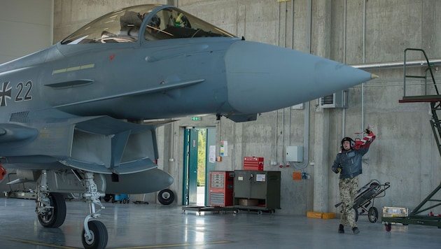 Letzte Vorbereitungen vor dem Start eines Eurofighters der deutschen Bundeswehr (Bild: APA/AFP/RAIGO PAJULA)