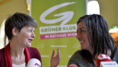 Silvia Nossek (l.) mit Maria Vassilakou (Bild: APA/HERBERT NEUBAUER)