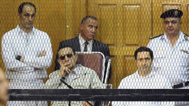 Hosni Mubarak mit seinen Söhnen Gamal (links) und Alaa (rechts) (Bild: AP)