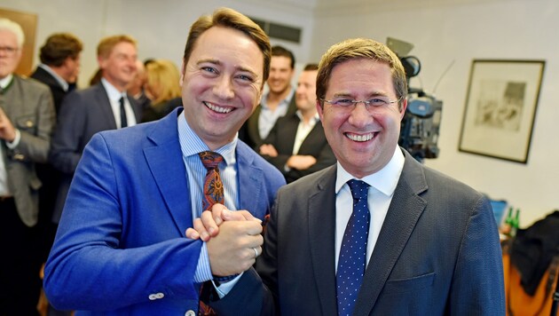 Landesparteichef Manfred Haimbuchner gratulierte Andreas Rabl (re.) zum Wahlsieg. (Bild: Markus Wenzel)
