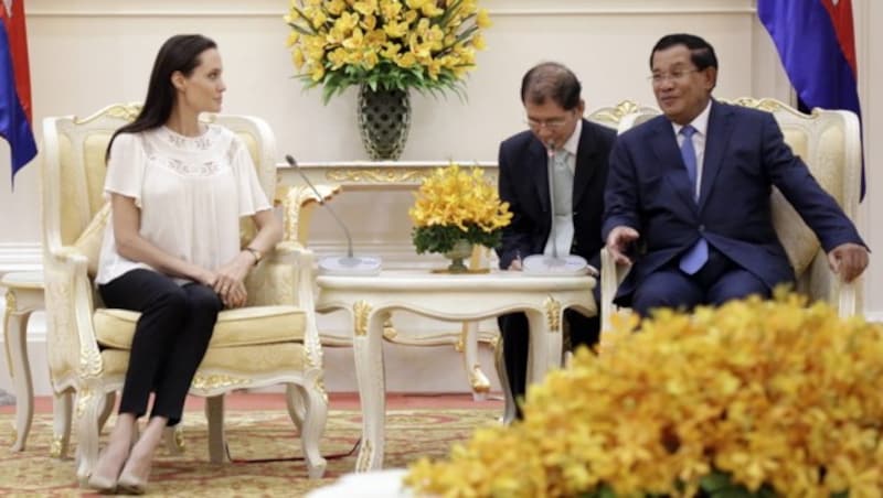 Angelina Jolie im Gespräch mit Kambodschas Premierminister Hun Sen in Phnom Penh (Bild: APA/EPA/MAK REMISSA)