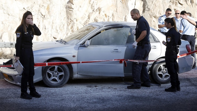 Die Polizei untersucht ein Auto, das bei der Explosion beschädigt wurde. (Bild: APA/EPA/Abir Sultan)