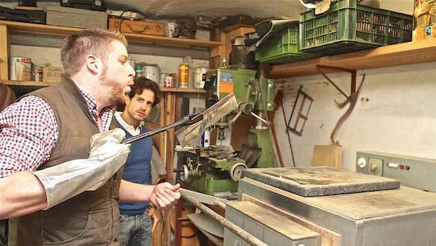 Messermacher Thomas Schurian und Graveur Daniel Karagiannis beobachten das Härten des Messers (Bild: Hannes Wallner)