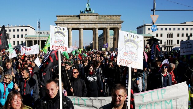 An die 200.000 Menschen gingen in Berlin gegen die geplanten Freihandelsabkommen auf die Straße. (Bild: APA/AFP/KAY NIETFELD)
