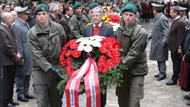 Gedenken an die rund 400 Opfer des Abwehrkampfes am Friedhof Annabichl (Bild: Kronenzeitung)