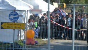 Migranten an der bayrisch-österreichischen Grenze: Die Freien Wähler fordern nun  konsequente Zurückweisungen nach Österreich.  (Bild: APA/BARBARA GINDL)