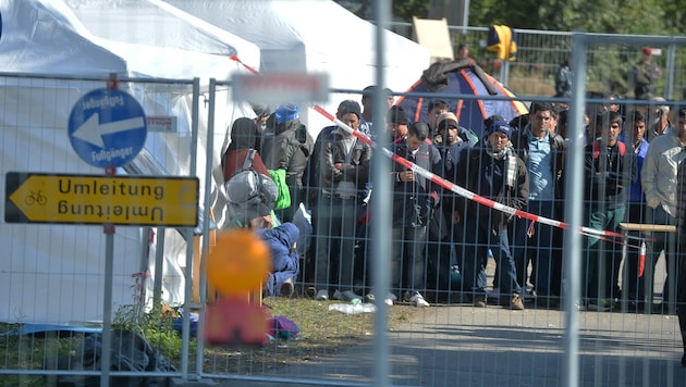 Migrants at the Bavarian-Austrian border: The Free Voters are now calling for consistent refoulement to Austria. (Bild: APA/BARBARA GINDL)