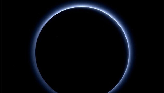 Die blaue, nebelartige Atmosphäre von Pluto (Bild: NASA/JHUAPL/SwRI)
