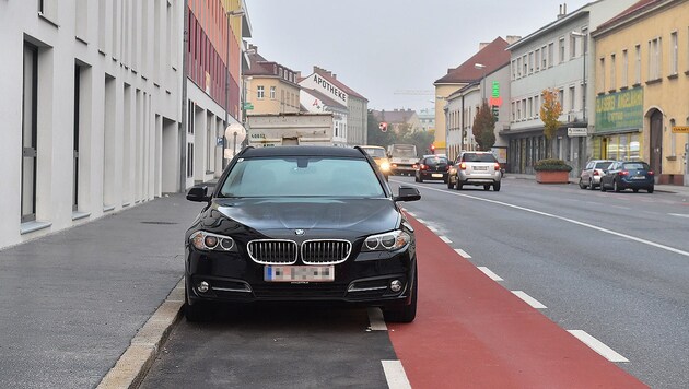 Selbst wenn der Lenker sein Auto ganz nah am Randstein parkt, ragt der Pkw in den Radweg hinein. (Bild: Patrick Huber)