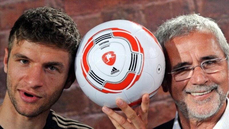 Gerd Müller mit dem mit ihm nicht verwandten Thomas Müller (li.) (Bild: MARCUS BRANDT / EPA / picturedesk.com)