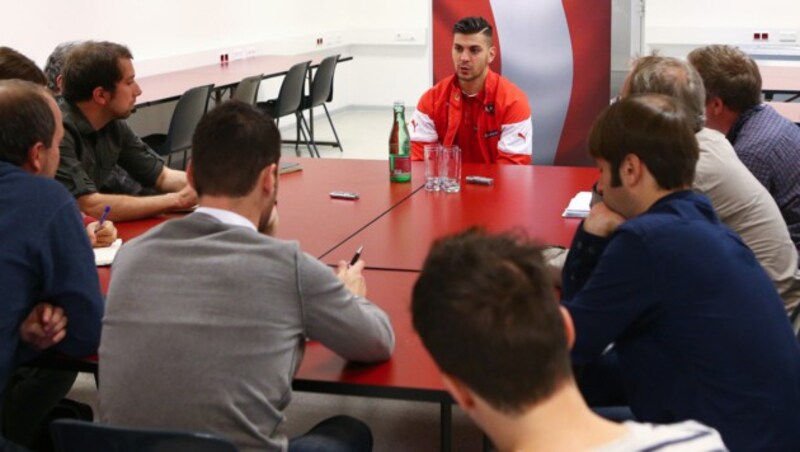 Dragovic mit einer Journalisten-Runde im Happel-Stadion (Bild: GEPA)