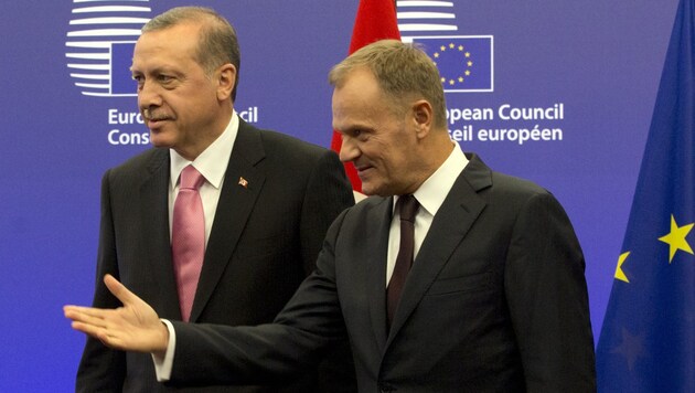 Der türkische Präsident Erdogan (links) mit EU-Ratspräsident Tusk (Bild: AP)