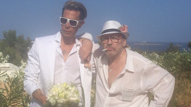 Florian Wess und Helmut Berger haben auf Ibiza symbolisch den Bund der Ehe geschlossen. (Bild: Helmut Werner Management GmbH)