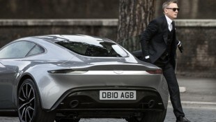 Daniel Craig in der Rolle als James Bond setzt auf Wendekennzeichen auf seinem Wagen. Im echten ...