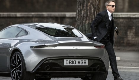 Daniel Craig in der Rolle als James Bond setzt auf Wendekennzeichen auf seinem Wagen. Im echten ...
