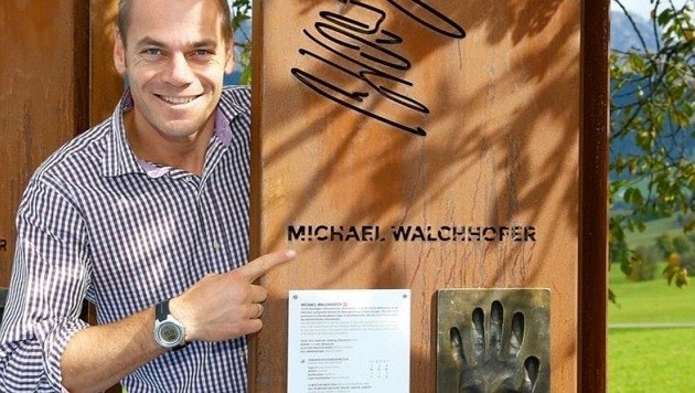 Hotelier und Abfahrts-Ikone Michael Walchhofer bei seiner Stelle inklusive Handabdruck. (Bild: Gerhard Schiel)