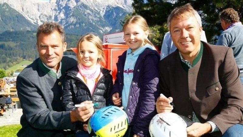 Hannes Trinkl und Fritz Strobl geben Ronja und Mirja Helm-Autogramme. (Bild: Gerhard Schiel)