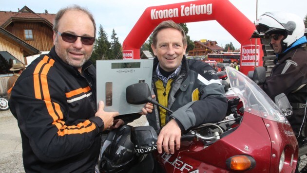 Christian Benger und Krone-Chef Hannes Mößlacher ließen sich für ein Schätzspiel wiegen (Bild: Kronenzeitung)