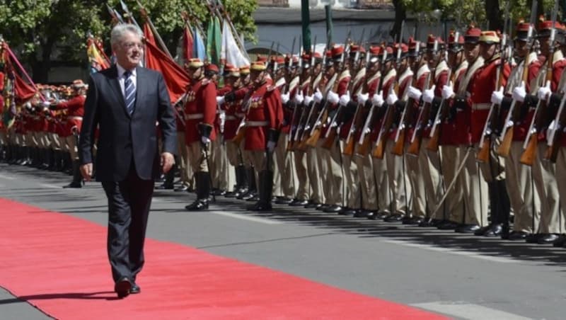 Bundespräsident Fischer wurde mit allen militärischen Ehren in Bolivien empfangen. (Bild: APA/AFP/HO)