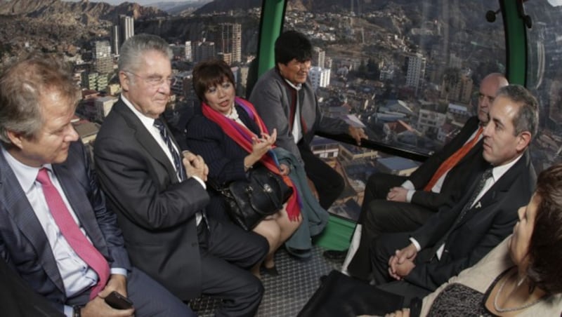 Bundespräsident Fischer und Amtskollege Morales testeten auch die neue Seilbahn über La Paz. (Bild: APA/BUNDESHEER/PETER LECHNER)