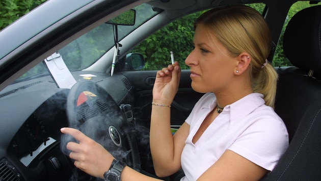Rauchen nur, wenn keine Kinder im Auto sind, fordern Mediziner. (Bild: Chris Koller)