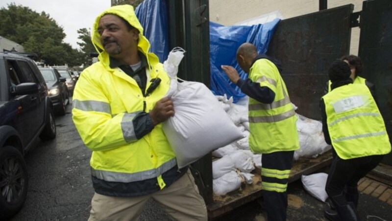 In Virginia bereitet man sich auf das Eintreffen des Hurrikans vor. (Bild: APA/EPA/MICHAEL REYNOLDS)