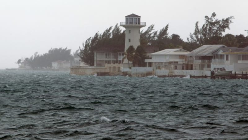 Mit 215 km/h traf der Sturm auf die Bahamas. (Bild: AP)