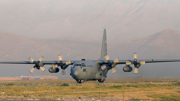 Eine Lookheed C-130 der US Air Force am Kabul International Airport (Bild: APA/AFP/Alexander Klein (Symboldbild))
