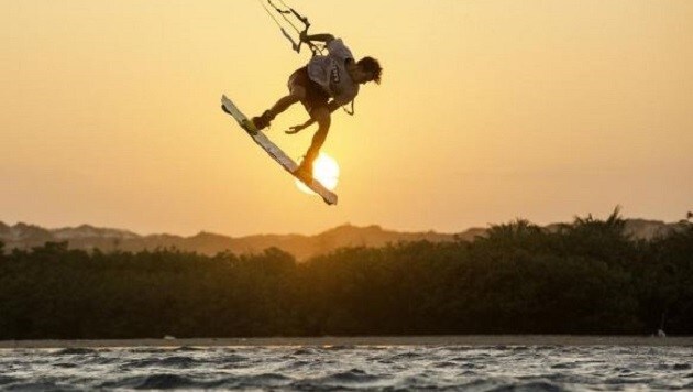 Kitesurfen - zwischen Himmel und Wasser fliegen (Bild: Stefan Spiessberger)