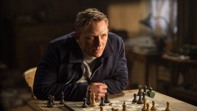 James Bond Daniel Craig spielt in einer Szene aus "Spectre" Schach. (Bild: AP)
