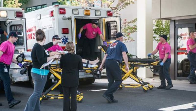 Ein Verletzter wird nach der Schießerei an der US-Hochschule in Oregon ins Krankenhaus eingeliefert. (Bild: AP)