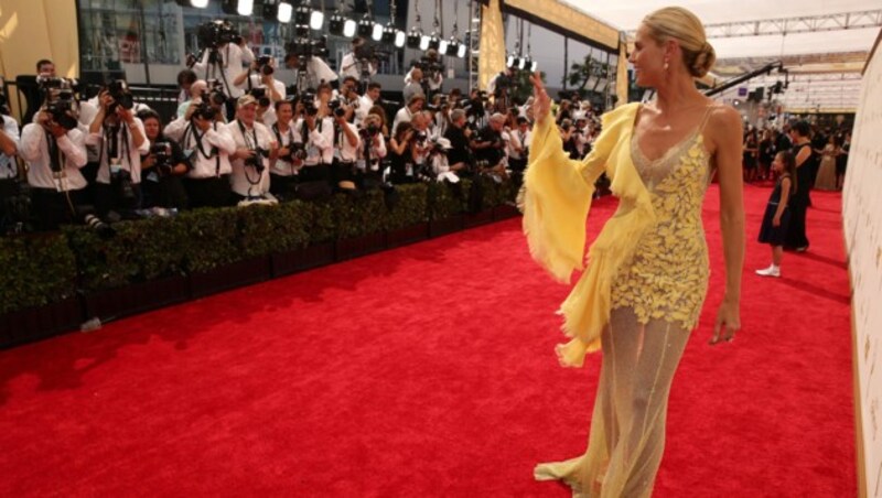 Heidi Klum in einem semitransparenten, kanariengelben Kleid (Bild: AP)