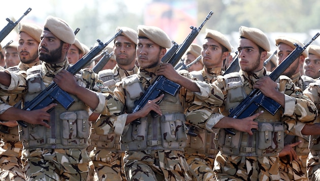 Iranian soldiers (Bild: APA/EPA/Abedin Taherkenareh)