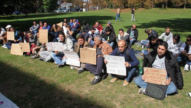Die Flüchtlinge protestieren im Grazer Stadtpark für ein schnelleres Asylverfahren (Bild: KRONEN ZEITUNG)