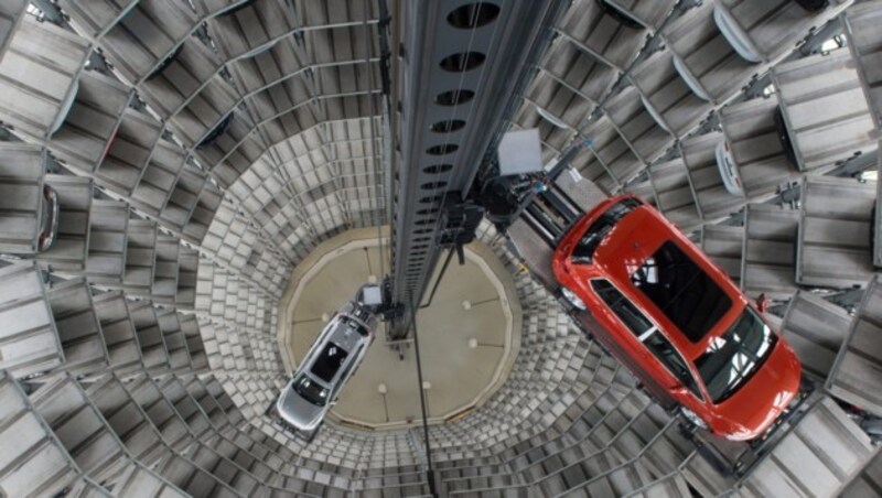 Ein neuer VW wird in Wolfsburg ausgeliefert. Der Konzern wird derzeit vom Diesel-Skandal gebeutelt. (Bild: APA/EPA/JOCHEN LUEBKE)