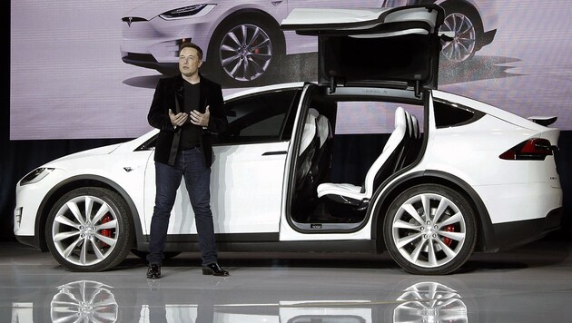 Tesla-Chef Elon Musk präsentiert sein Model X (Bild: AP)