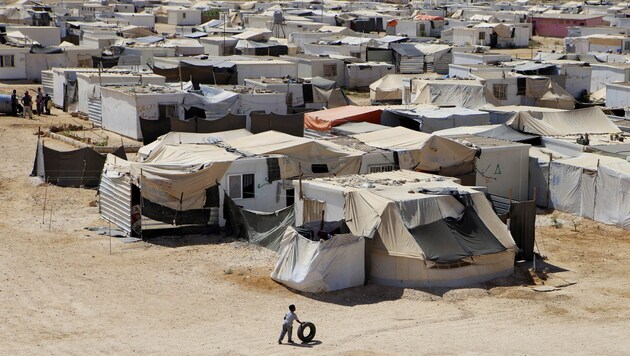 Die EU will die Situation in den Flüchtlingslagern im Libanon und in Jordanien (Bild) verbessern. (Bild: AP)