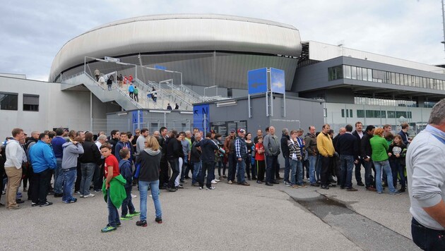 Solange es keinen Kompromiss gibt, wird es so einen Andrang vorm Stadion wohl nicht mehr geben (Bild: w. pessentheiner)