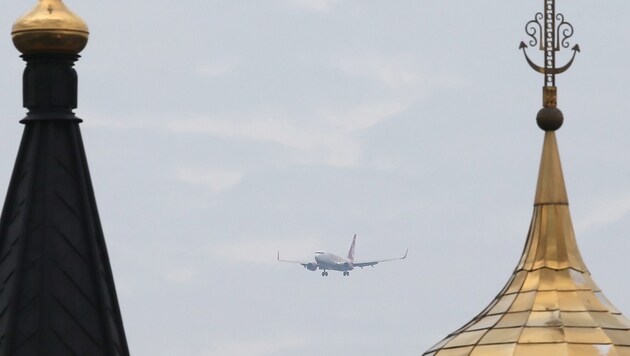 Flugzeug unmittelbar vor der Landung auf dem Moskauer Flughafen Domodedovo (Bild: APA/EPA/SERGEI ILNITSKY)