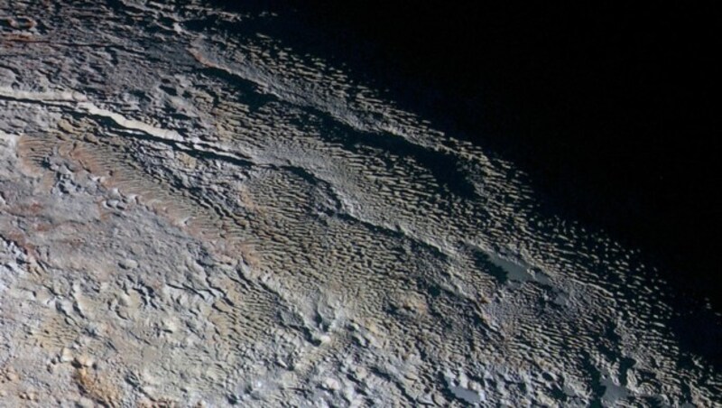 Die an eine Schlangenhaut erinnernde Formation auf Pluto (Bild: NASA/JHUAPL/SwRI)
