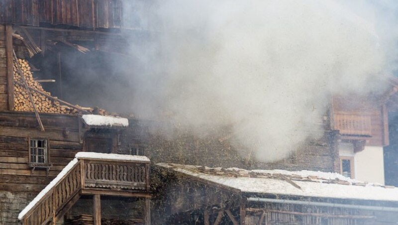 Rauch steigt aus einem Gebäude, das als Filmkulisse für den Bond-Film errichtet wurde. (Bild: APA/EXPA/JOHANN GRODER)