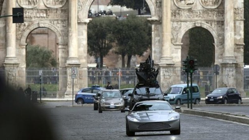 Bei einer Verfolgungsszene mit Bonds silberfarbenem Aston Martin soll der Unfall passiert sein. (Bild: AFP)