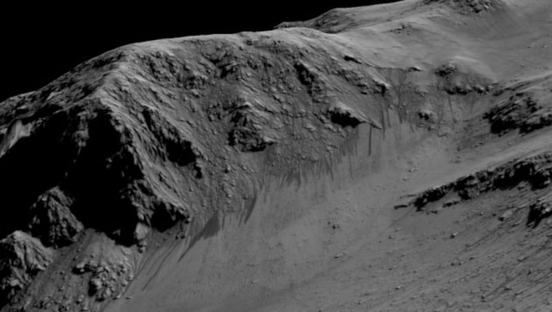 Auch an den Wänden des Horowitz-Kraters sind Abflussrinnen zu erkennen. (Bild: NASA/JPL-Caltech/University of Arizona)
