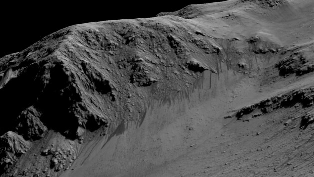 Auch an den Wänden des Horowitz-Kraters sind Abflussrinnen zu erkennen. (Bild: NASA/JPL-Caltech/University of Arizona)