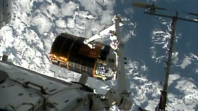 Der Frachter HTV Sekunden vor dem Abdocken von der ISS (Bild: NASA TV)